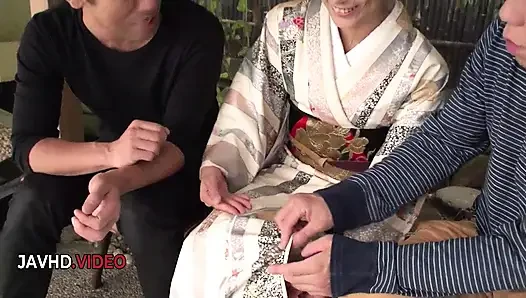 Outdoor-freuden mit Aoi Mizuno: Landschaftliche dreier-Action mit experten-blowjobs