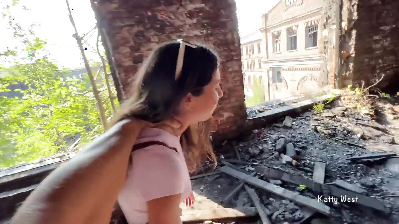 Am prins o curvă obraznică într-o fabrică veche și futută în cur