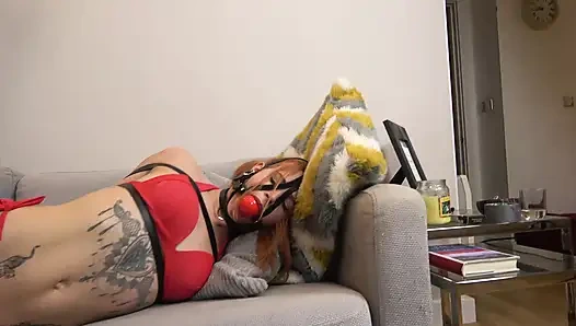 Zümrüt içinde: kemerler çıkmaz dirsekler ve büyük koşumlu ballgag + kemer hogtie (uhd 2160p)
