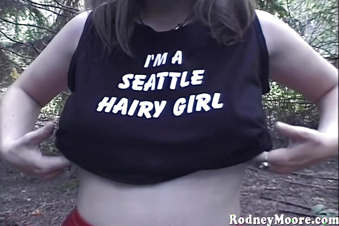 Pretty Natural Girl Shows off Her Muff