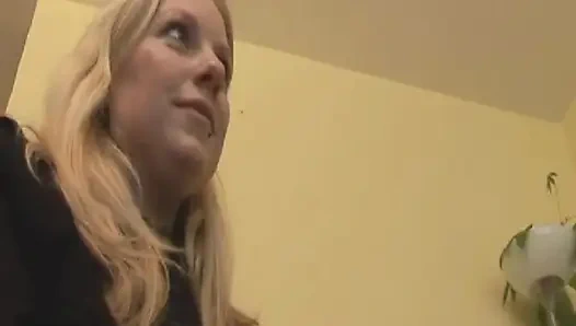 Pantat cewek perancis rambut pirang yang dicambuk dientot habis-habisan