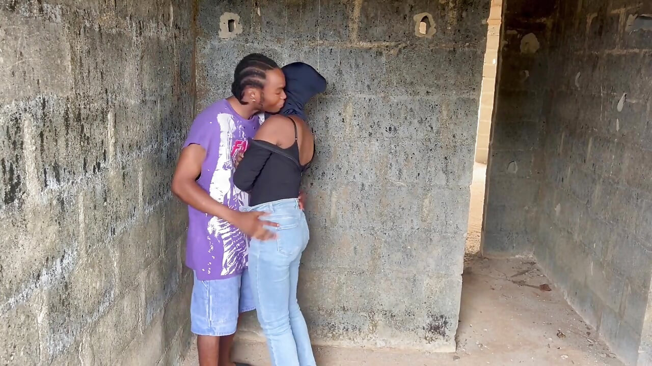 Lepa tinejdžerka jebana na otvorenom u Nigeriji po prvi put
