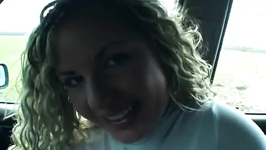 Gepiercte muschi, dildo, stretch, Squirting im auto