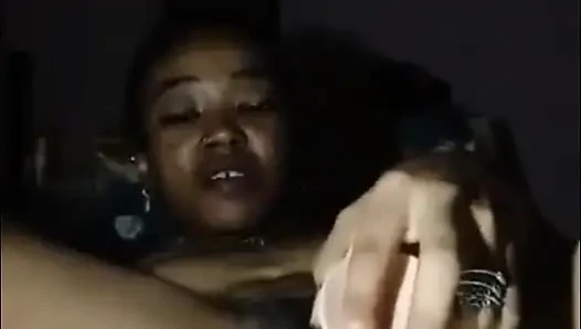 Seksi zenci gasy büyük bir yarakla eğleniyor
