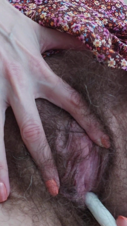 Играю С Тампоном В Волосатой Киске, Крупный План