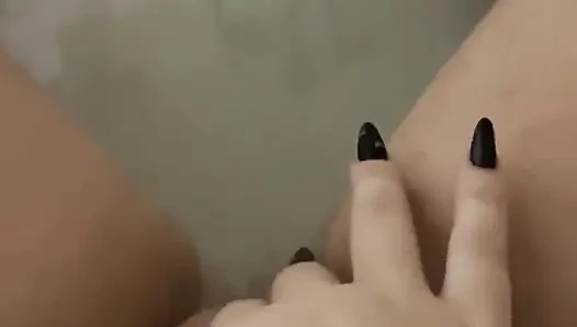 Istri hot lagi asik masturbasi di bak mandi - 4k