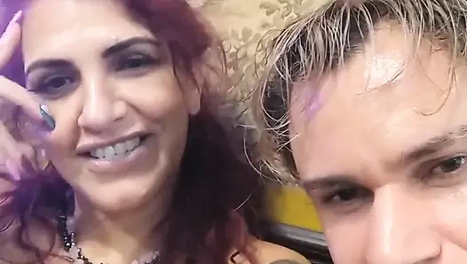 Deutsche Tätowiererin und Melissa Ausschweifungen hinter der Bühne