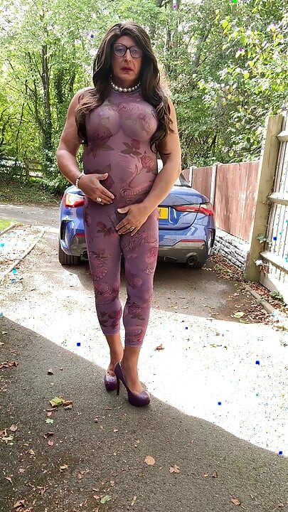 Seksi transvestit kellycd2022 u ljubičastom catsuitu i štiklama na otvorenom