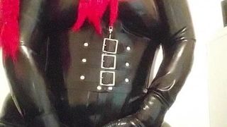 Ich trage meinen Latex-Catsuit, während der Meister bei der Arbeit ist