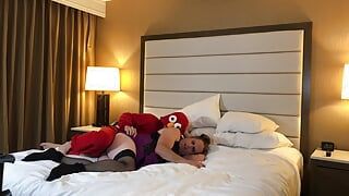 Elmo baise un travesti avec un gros cul