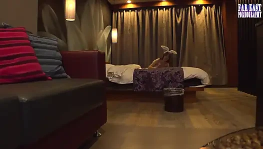 Stream Journey as a Slender Beauty Masters Sampai Muncrat Sambil Berdiri di Luar Ruangan Bagian.4