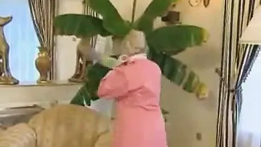 Hermosa abuela limpiadora alemana obtiene anal por joven jefe
