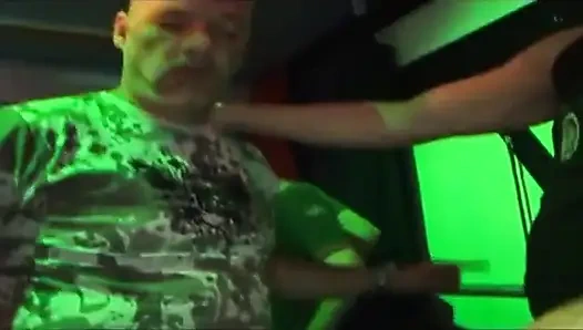 Wilde club-orgie mit geilen schätzchen lutscht und leckt überall