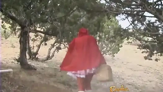 İri göğüslü itaatkar orta yaşlı seksi kadın parodi kostümlü kırbaçlandı