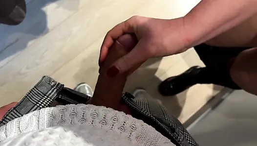 Рискованно соблазнение в раздевалке красного лифчика, примерка приводит к тайкому минету и награде!