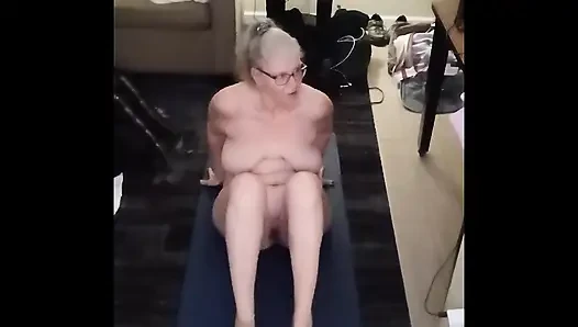 Tante semok lagi latihan yoga pagi-pagi!