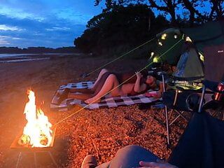 Une jeune chaudasse blonde baise son taureau à grosse bite noire pendant ses vacances en camping avec son mari