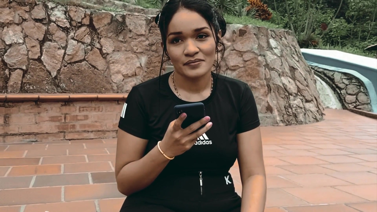 饥渴的拉丁大屁股操她的瑜伽教练 - 胖美女