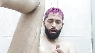 Big Dick Latino Camilo Brown Za pomocą oleju i wibratora pod prysznicem dać sobie intensywny orgazm prostaty