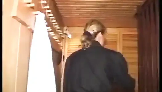 Немецкой шлюшке проникли в ее тугую анальную дырку