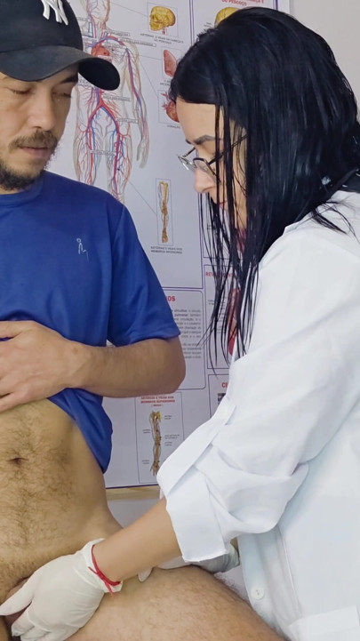Cette infirmière sexy a besoin d’un échantillon de ton sperme maintenant !! | Clip 1