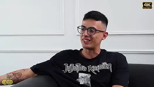 Aku lagi asik ngeliat kontol tetanggaku di seks threesome hot!