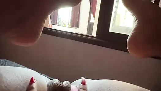 Dudaklarım büyük ve ıslak, onları emmek için küçük bir ağıza ihtiyacım var