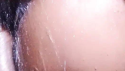 Tanya-tanya di kamar mandi saudara tiriku