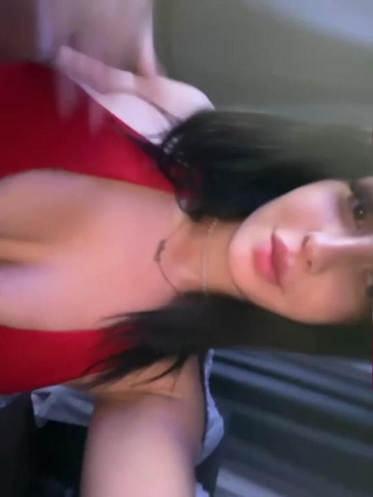 Estas tetas apenas se quedan en este top rojo