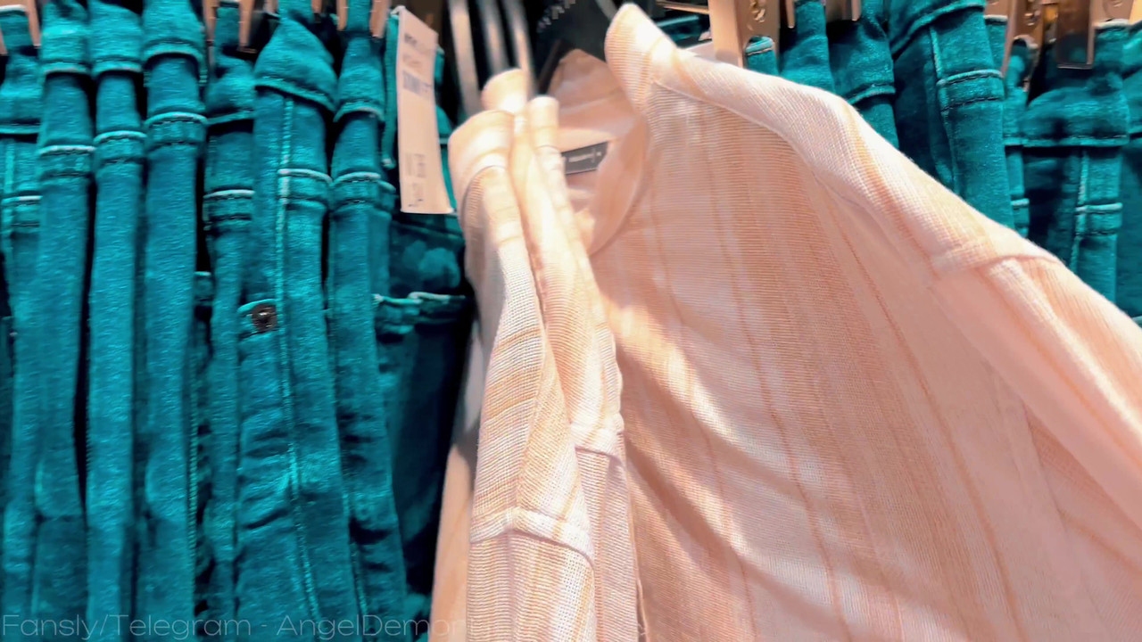 和女销售员在试衣间随意做爱