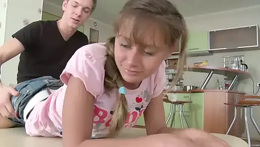 Сексуальная немецкая крошка получает кримпай в ее очко от ее наказателя