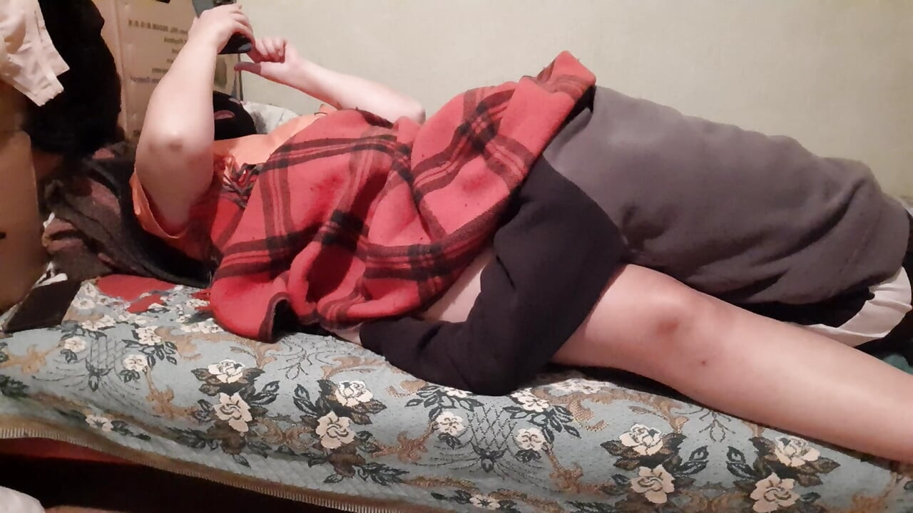 Kız arkadaşım amımı yaladığında, ağzına daha hızlı boşalmak için porno videoları izliyorum