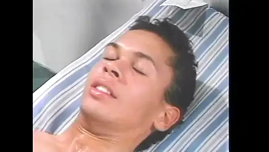 Возбужденный паренек наблюдает, как две лесбиянки трахаются и предлагает его жесткий член