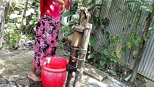 Aku menyetubuhi saudara tiri desaku di luar saat dia mandi.
