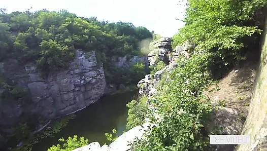 ДИКИЙ ПУБЛИЧНЫЙ ТРАХ НА ВЫСОКОМ УТЕСЕ В КАНЬОНЕ. MIA BANDINI