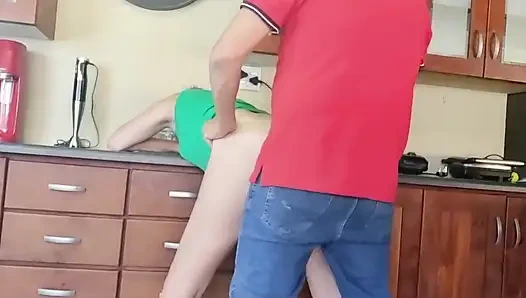 Трахни меня, прежде чем мой муж придет домой на обед