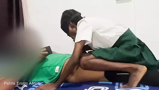 Gadis nakal afrika dengan seragam. Ngentot posisi cowgirl pulang sekolah