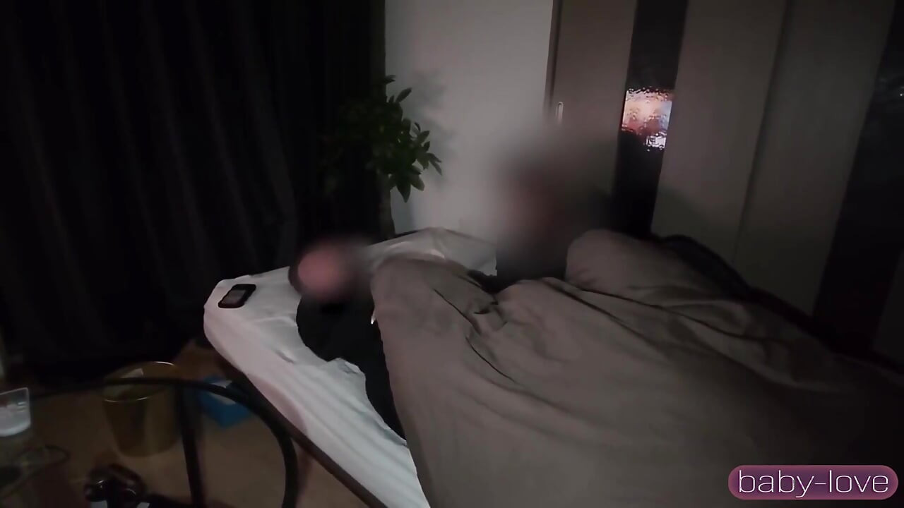 Impresionante figura convierte cabezas por todas partes mientras un tranquilo día de invierno se convierte lentamente en una noche privada 2da