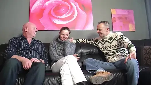 Сексуальная немецкая крошка делит хуй с би мужиком в горячем тройничке