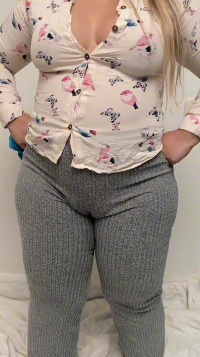 My Stepmom Milf Cleaning And Bouncing Her Beautiful Ass In Yoga Pants | Clip 1