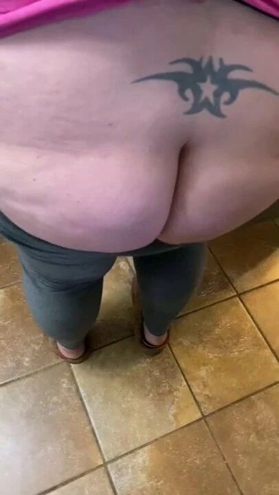 Sexy Sarah shaking her ass