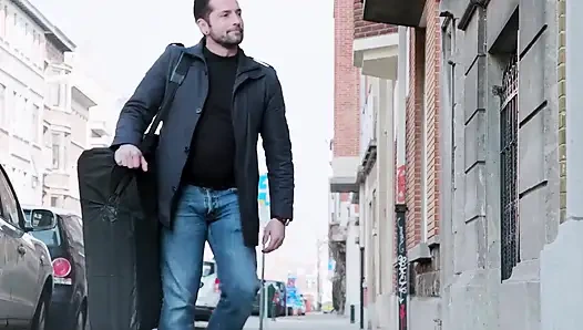 Cewek hot rambut pirang lagi asik nyepong dan ngentot kontol sampai tenggelam