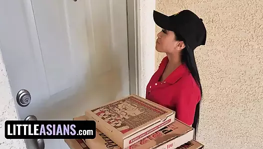 Livraison de pizzas, une princesse asiatique se coince à la fenêtre et elle doit sucer 2 bites sans aide - Teamskeet