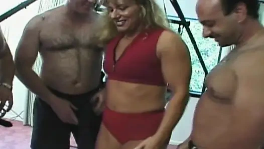 Çifte sikilen Fransız sürtük grup sekste sikiliyor