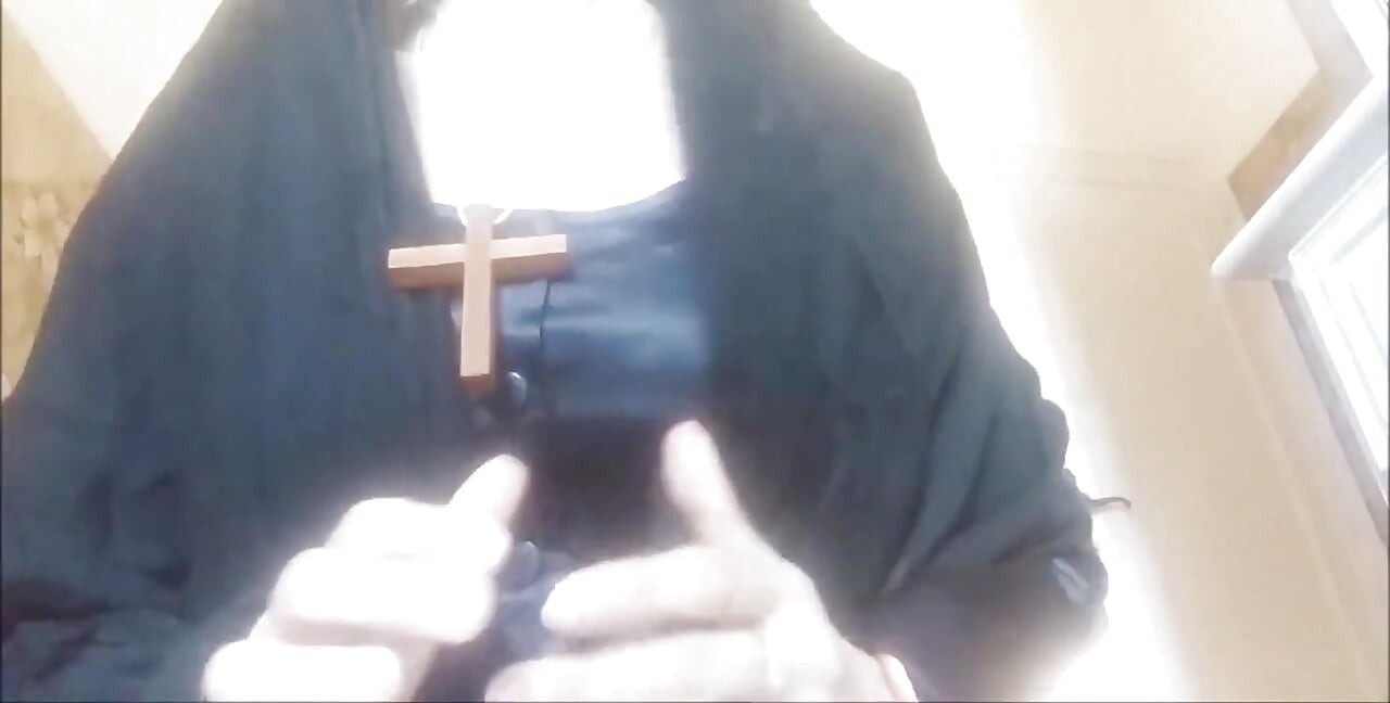 Jeptiška rouhá a čůrá tam, kde by neměla