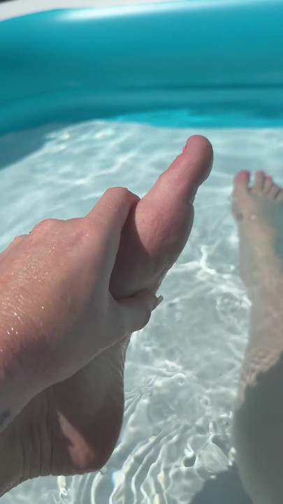 Solo jogo de pé na piscina