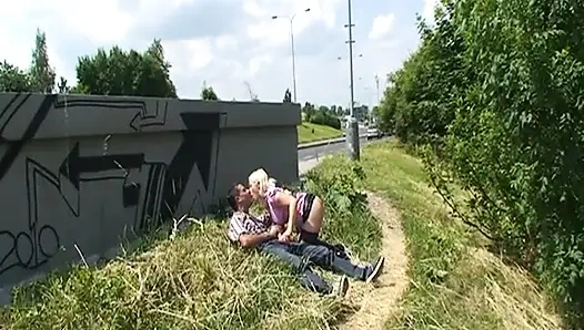 Cewek rambut pirang ngentot di luar ruangan sambil pakai stoking hitam