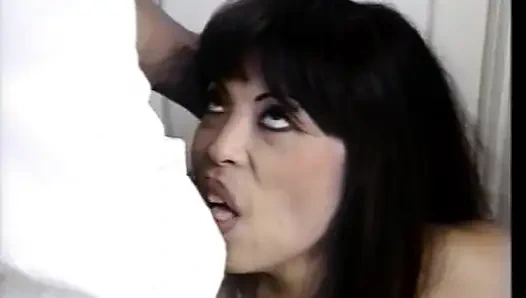 Edepsiz Asyalı orta yaşlı seksi kadının gerçek eylemde beyaz mı zenci mi hangi yarağı tercih ettiğini karşılaştırması gerekiyor