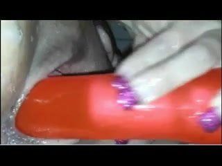 Подруга с длинными ногтями мастурбирует в любительском видео