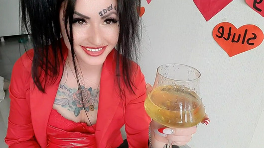 Gouden regen van Dominatrix Nika! meesteres feliciteert je met Valentijnsdag en geeft je een gouden cocktail. Pissen